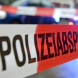 Eine Polizeiabsperrung mit Flatterband.