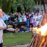 Ein Mann entzündet ein großes Feuer.