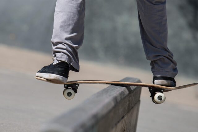 Skater auf einem Skateboard.
