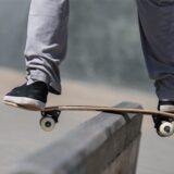 Skater auf einem Skateboard.