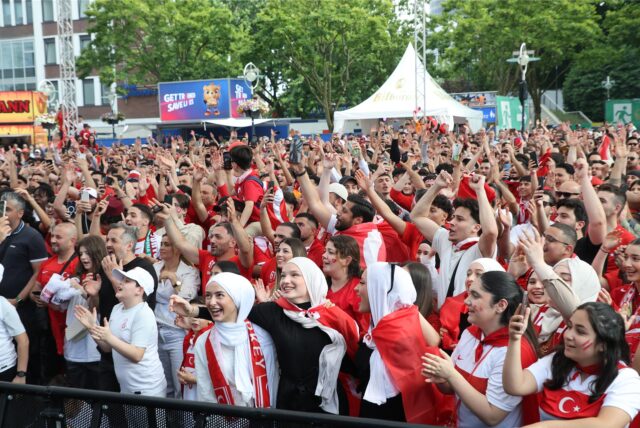 Türkische Fans feiern zum EM-Spiel Türkei gegen Portugal in Dortmund auf dem Friedensplatz.