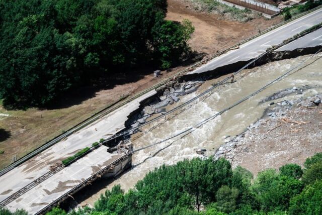 Ein Autobahnstück wurde das Hochwasser zerstört und weggerissen.