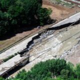 Ein Autobahnstück wurde das Hochwasser zerstört und weggerissen.