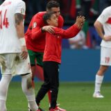 Ein Junge, der als Flitzer auf das Spielfeld gerannt ist, macht mit Portugals Cristiano Ronaldo ein Selfie in Dortmund.
