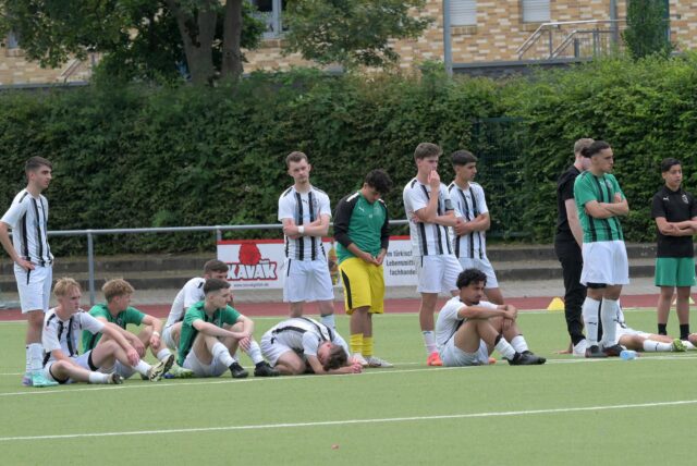 Enttäuschte Spieler von Westfalia Wethmar nach feststehendem Abstieg aus der Bezirksliga.