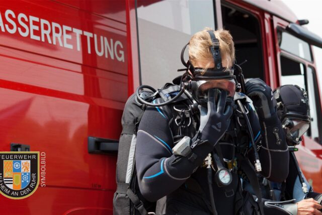In Mülheim stürzte eine Frau über ein Brückengeländer in die Ruhr.