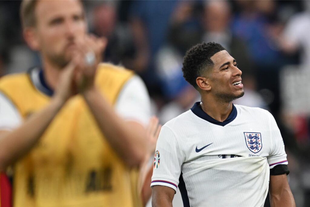 Englands Jude Bellingham schaut nach dem 1:1 im EM-Spiel gegen Dänemark enttäuscht ins Publikum.