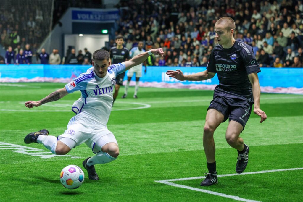 14.01.2024, Fussball, Saison 2023/2024,Hallenturnier in Gummersbach, v. l. Niklas Castelle (FC Schalke 04) 14.01.2024, Fussball, Saison 2023/2024,Hallenturnier in Gummersbach, v. l. Niklas Castelle (FC Schalke 04)