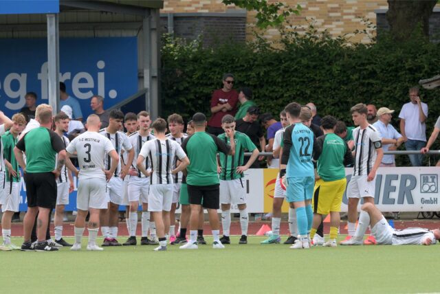Die U19 des TuS Westfalia Wethmar steht in einem Mannschaftskreis.