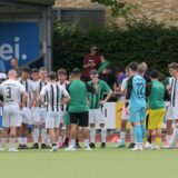 Die U19 des TuS Westfalia Wethmar steht in einem Mannschaftskreis.