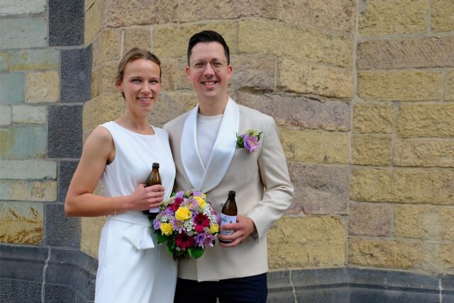 Die Eheleute Caroline Brauer und Fabian Neumann nach ihrer Hochzeit vor dem Rathaus in Recklinghausen