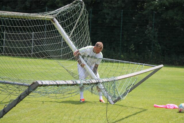 Der neue VfK-Trainer Patrick Thomas packt tatkräftig mit an.