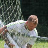 Der neue VfK-Trainer Patrick Thomas packt tatkräftig mit an.