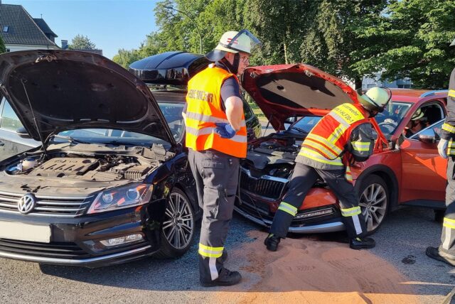 Die Feuerwehr sichert Autos nach einem Unfall in Werne.