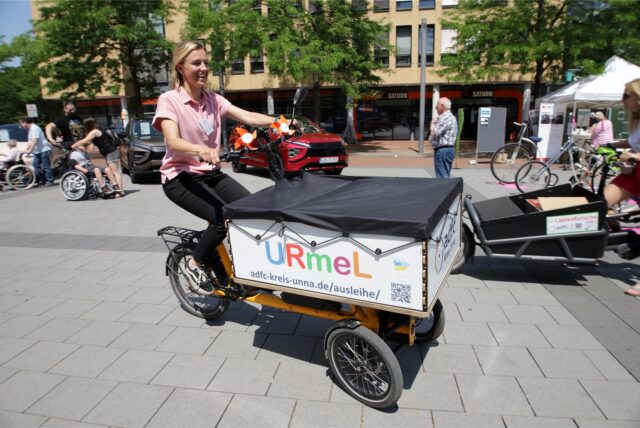 Frau auf einem Lastenrad