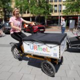 Frau auf einem Lastenrad