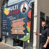 Tashin Onnen steht vor dem großen Plakat an der Bahnhofstraße in Unna. Er bereitet den Start von Multi Kebap vor.