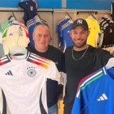 Im Fanshop Golden Goal in Unna gibt es noch T-Shirts für Fans, aber mit Einschränkungen. Inhaber Thomas Kurzawa freut sich über gute Umsätze mit Deutschland-Trikots. Und Carlo Berlandieri freut sich, dass noch Italien-Trikots vorrätig sind.