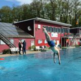 Ein Junge springt ins Becken des Elsebades beim Anbadefest im Jahr 2024.