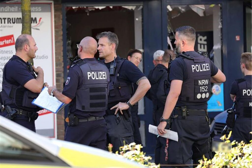 Einsatzkräfte der Feuerwehr und Polizei in der Innenstadt von Solingen. Hier ist es zu einer Explosion gekommen.