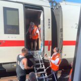 Über Leitern mussten rund 380 Fahrgäste aus einem ICE auf dem Weg nach München aussteigen.