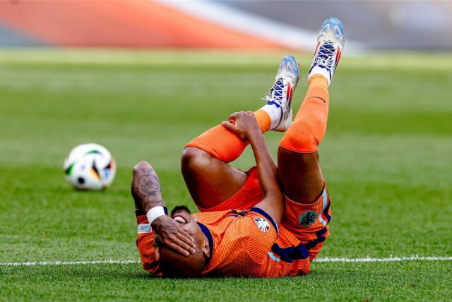 Donyell Malen liegt auf dem Boden.