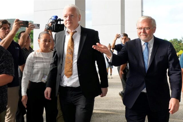 Durch den Justiz-Deal bleibt Assange (M) ein Prozess und potenziell weitere Haft in den USA erspart.