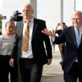 Durch den Justiz-Deal bleibt Assange (M) ein Prozess und potenziell weitere Haft in den USA erspart.