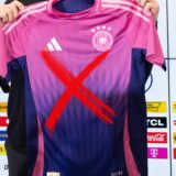 Ein Trikot, mit einem roten X.