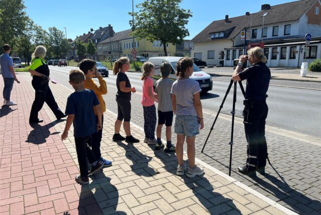 Kinder und Polizisten