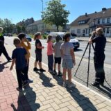 Kinder und Polizisten