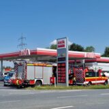 Feuerwehrfahrzeuge stehen an der Avia-Tankstelle am Schattweg in Kamen.