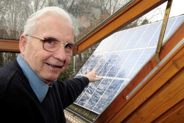 Dr. Jörn Schoof zählt zu den Solar-Pionieren der Stadt Kamen. So nachhaltig, wie er seinen Haus in Methler schon seit Jahrzehnten betreibt, soll eigentlich auch der Ortsteil Kaiserau werden.