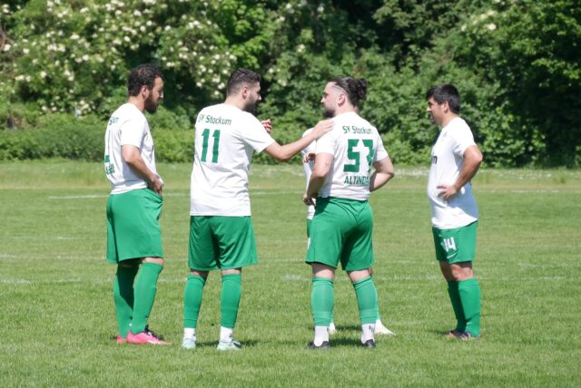 Spieler vom SV Stockum beraten sich auf dem Feld.