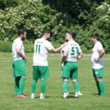Spieler vom SV Stockum beraten sich auf dem Feld.