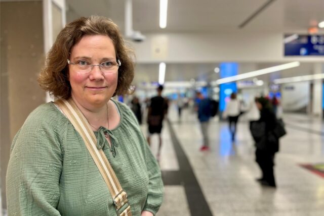 Nadine aus Brackel vermisst den Waffelstand im Dortmunder Hauptbahnhof.