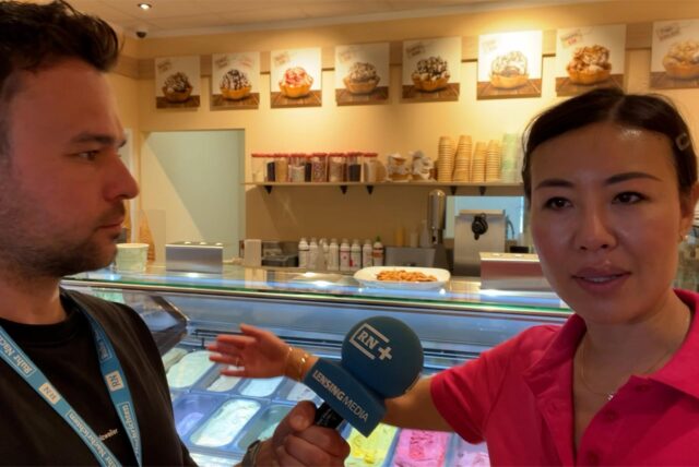 Kuhbar-Betreiberin Wen Yang spricht in die Kamera in ihrem Laden in Dortmund.
