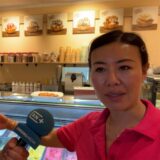 Kuhbar-Betreiberin Wen Yang spricht in die Kamera in ihrem Laden in Dortmund.