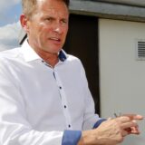An der Übergabestelle Hilsingstraße trifft das Wasser für Kamen ein. Es kommt über eine Art Wasser-Autobahn, wie Dietmar Hölting von Gelsenwasser dort erläutert.