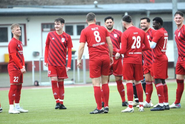 Die Spieler des ETuS Schwerte-Ost stehen in einem Spielerkreis.