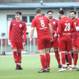 Die Spieler des ETuS Schwerte-Ost stehen in einem Spielerkreis.