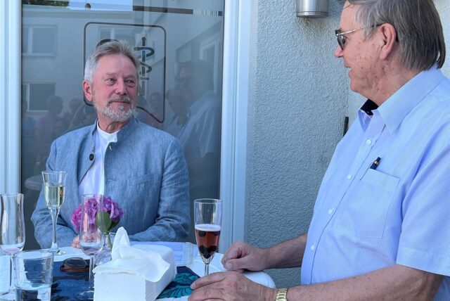 Der Bergkamener Arzt Ulrich Buschmann (links) wurde am Mittwoch, 26. Juni, von Dr. Thomas Huth in den Ruhestand verabschiedet.