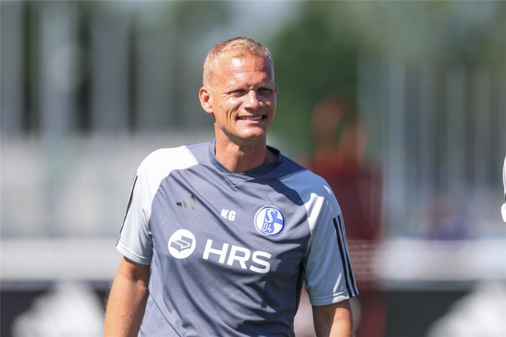 Karel Geraerts bestimmt allein, wer die Schalker Kapitänsbinde trägt. Karel Geraerts bestimmt allein, wer die Schalker Kapitänsbinde trägt.