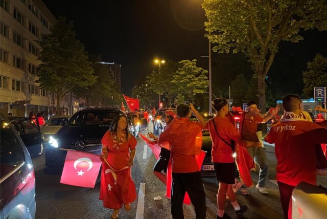 Die türkischen Fans feiern den Einzug ins Achtelfinale mit einem Autokorso auf dem Dortmunder Wall.