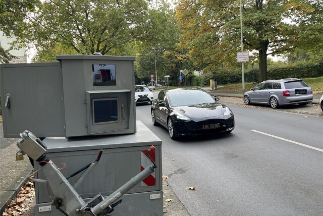 Autos fahren am Superblitzer Willi in Lünen vorbei.