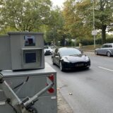 Autos fahren am Superblitzer Willi in Lünen vorbei.