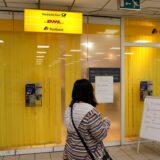 In der Postbank-Filiale im Bergkamener Rathaus-Center sind die Türen geschlossen und von Innen mit gelben Vorhangstreifen verdeckt.