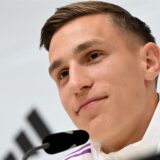 Nico Schlotterbeck sitzt vor einem Mikrofon.