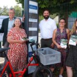 Einweihung der Fahrradzählanlage in der Marina Rünthe: Bürgermeister Bernd Schäfer, Simone Warckentin, Amtsleiterin Straßen- und Grünflächen, der Technische Beigeordnete Jens Toschläger, IGA-Stabsstellenleiterin Verna Speer und Mobilitätsmanagerin Carina Steffens freuen sich darauf, bald Zahlen auswerten zu können.