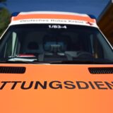 Ein Rettungswagen mit der Aufschrift „Rettungsdienst“. (Symbolbild)